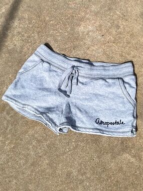 2010’s Aéropostale Embroidered Light Grey Sweatpants Micro Shorts Size XS
